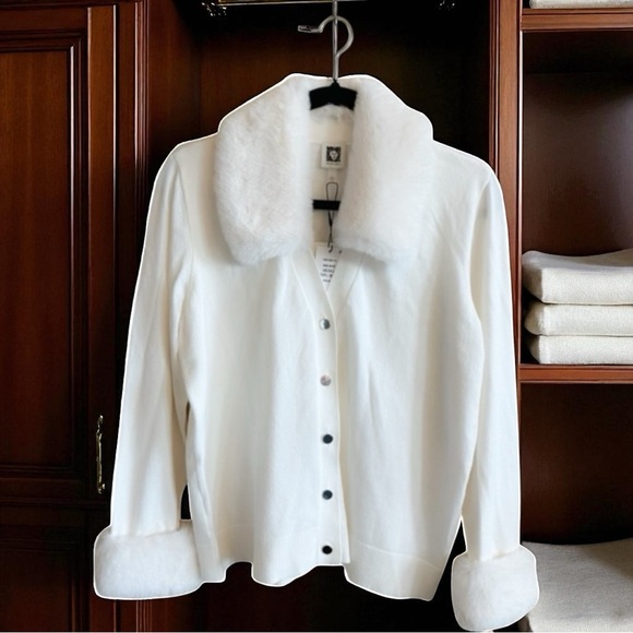 ANNE KLEIN Faux Fur Cardigan Sweater NWT size L
Non smoking/No Pets - Picture 1 of 10